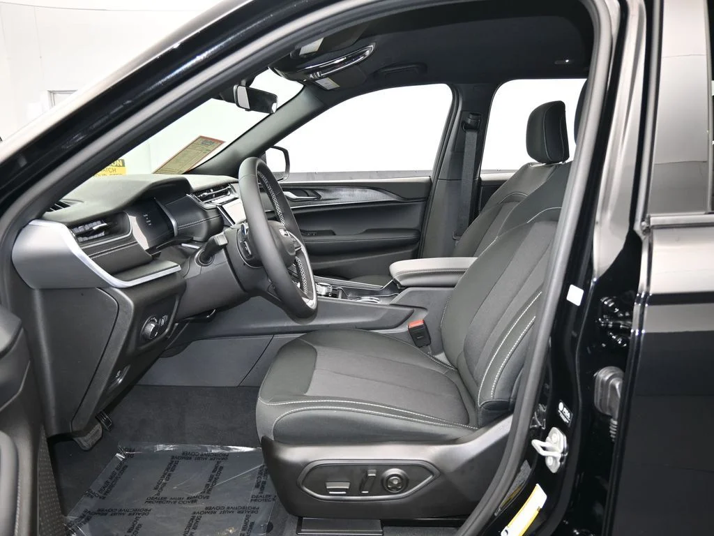 2025 Jeep Grand Cherokee Laredo - Photo 11