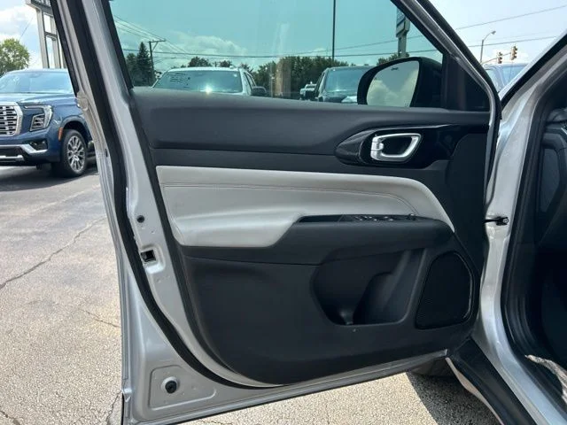 Used 2025 Silver Jeep Limited image 26