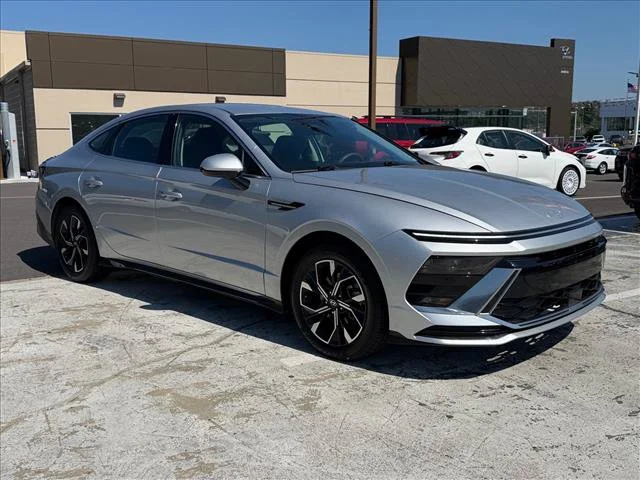 Used 2024 Silver Hyundai SEL image 5