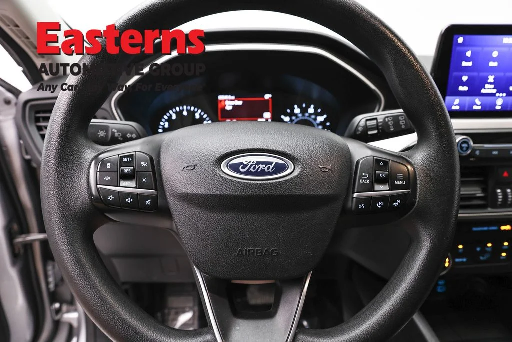 Used 2022 Silver Ford SE image 10