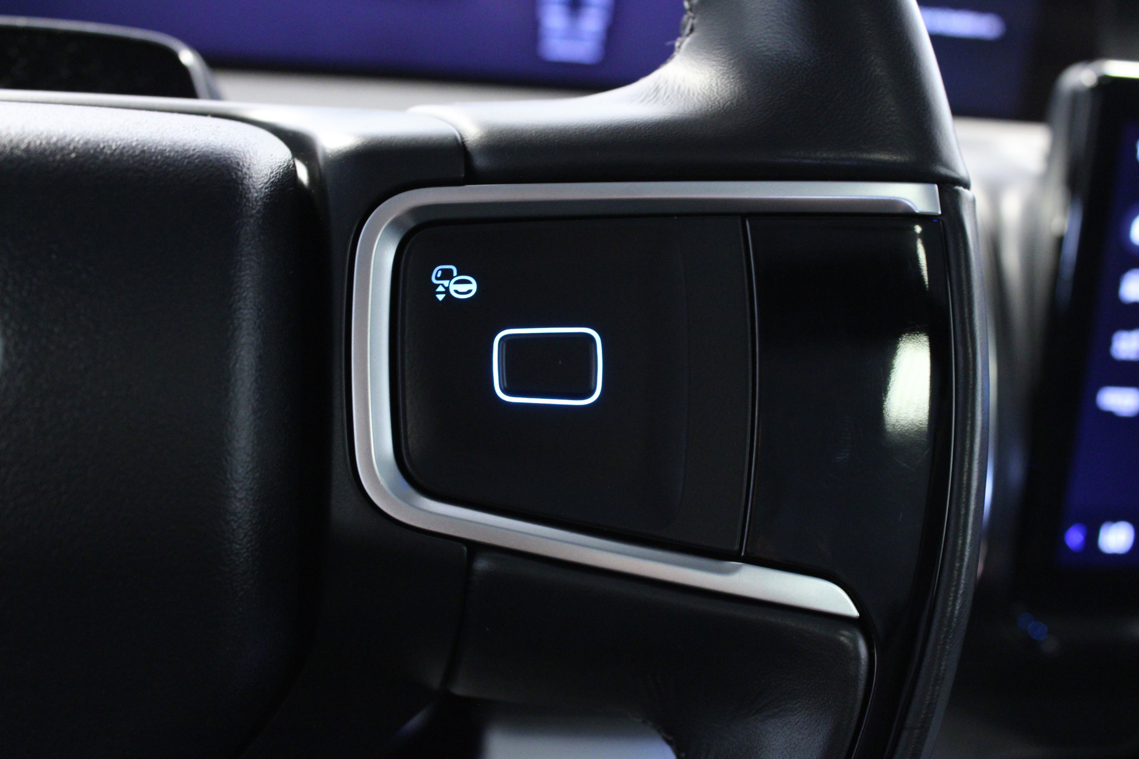 Used 2025 Black Metallic Ford Platinum image 22
