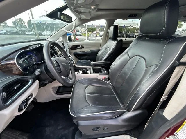 Used 2023  Chrysler Limited image 7