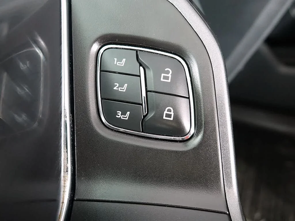 Used 2021 White Ford Lariat image 11