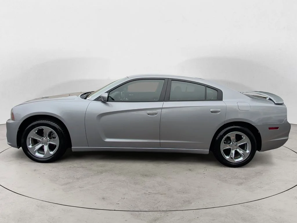 Used 2014 Silver Dodge SE image 2