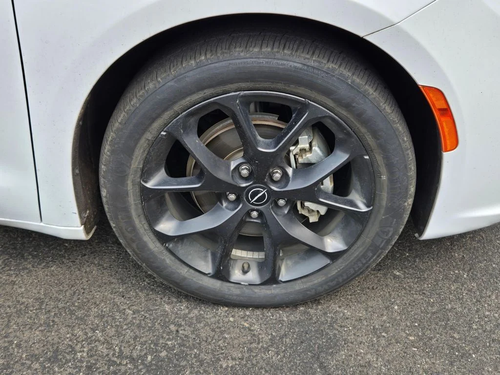 Used 2025 Bright White Clearcoat Chrysler Limited image 9