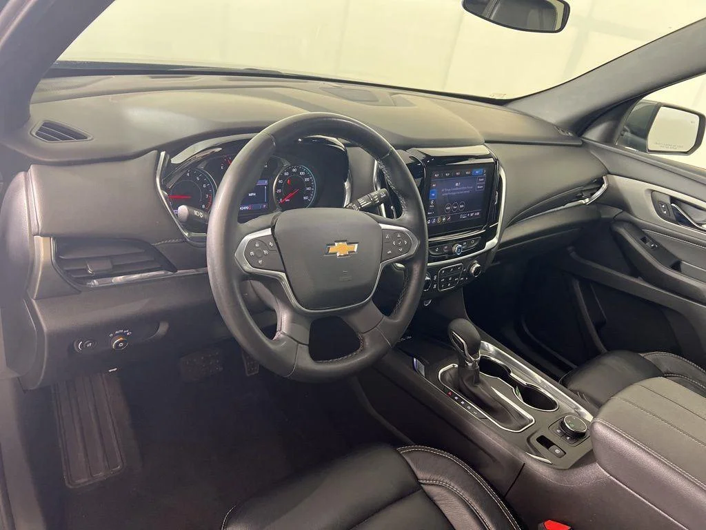Used 2023 Silver Sage Chevrolet LT image 4