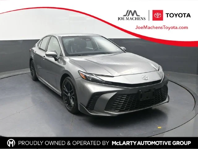 Used 2025  Toyota SE image 1