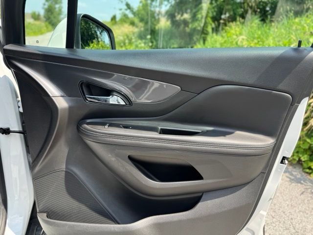 Used 2022 Summit White Buick Preferred image 18
