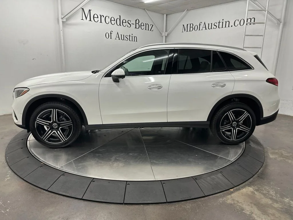 New 2027 White Mercedes-Benz GLC 300 image 4