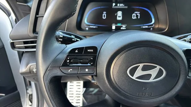 Used 2025 White Hyundai SEL Sport image 22