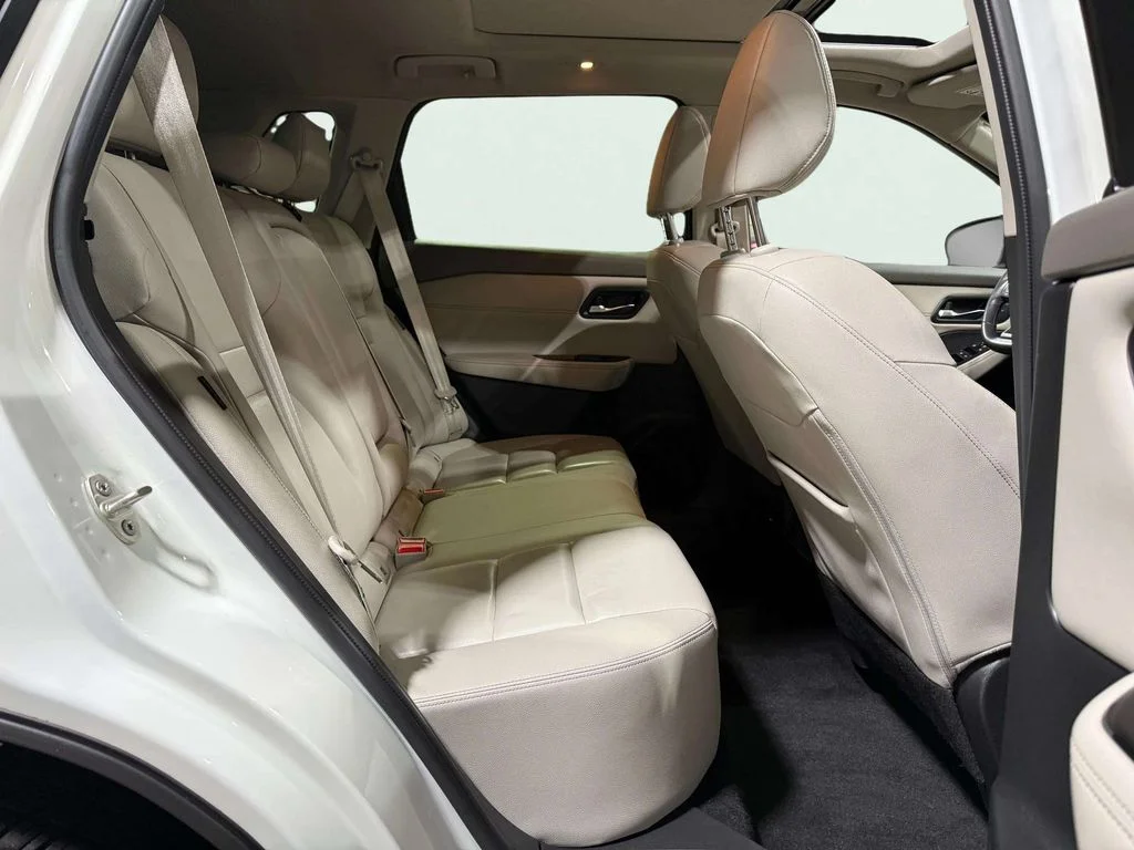 Certified Used 2023 Pearl White Tricoat/Super Black Nissan SL image 29