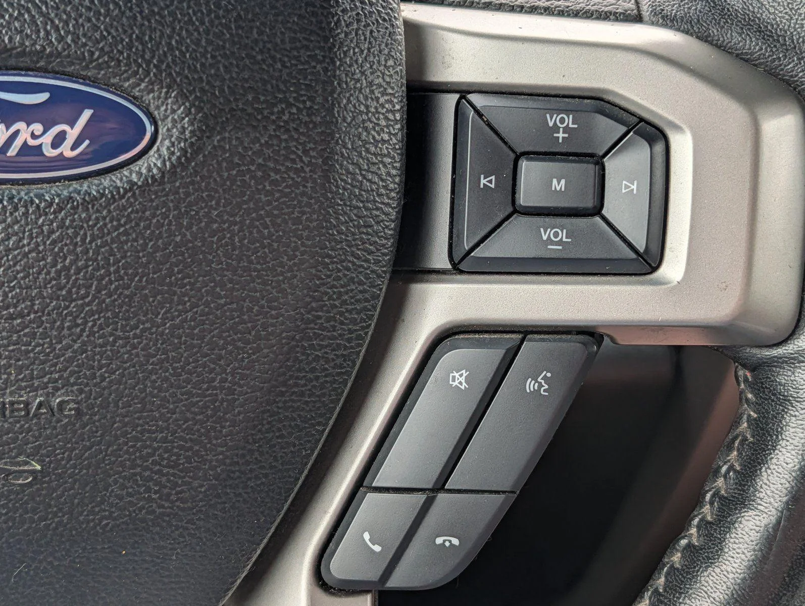 Used 2018 White Platinum Metallic Tri-Coat Ford LARIAT image 26