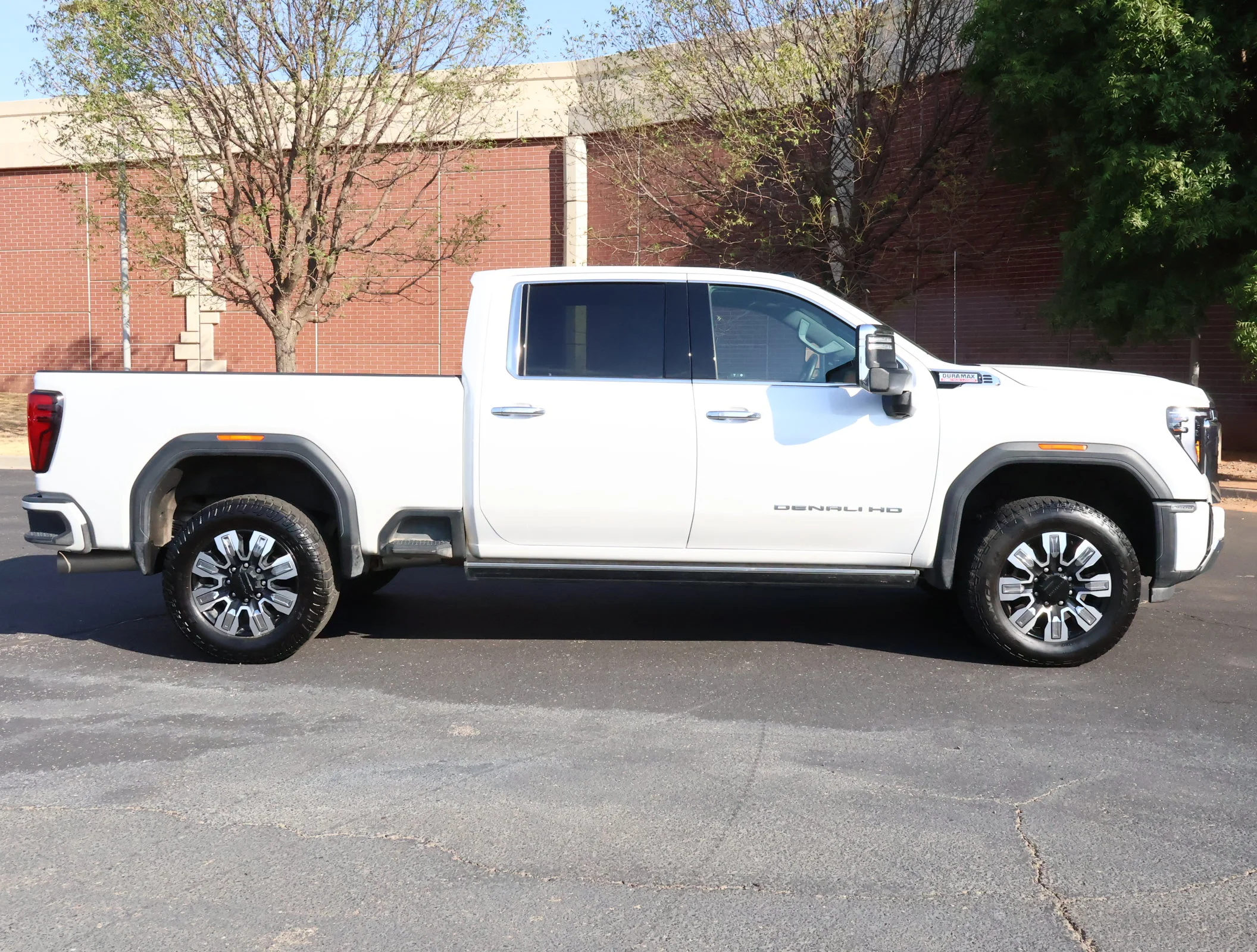 Used 2025 White Frost Tricoat GMC Denali image 38