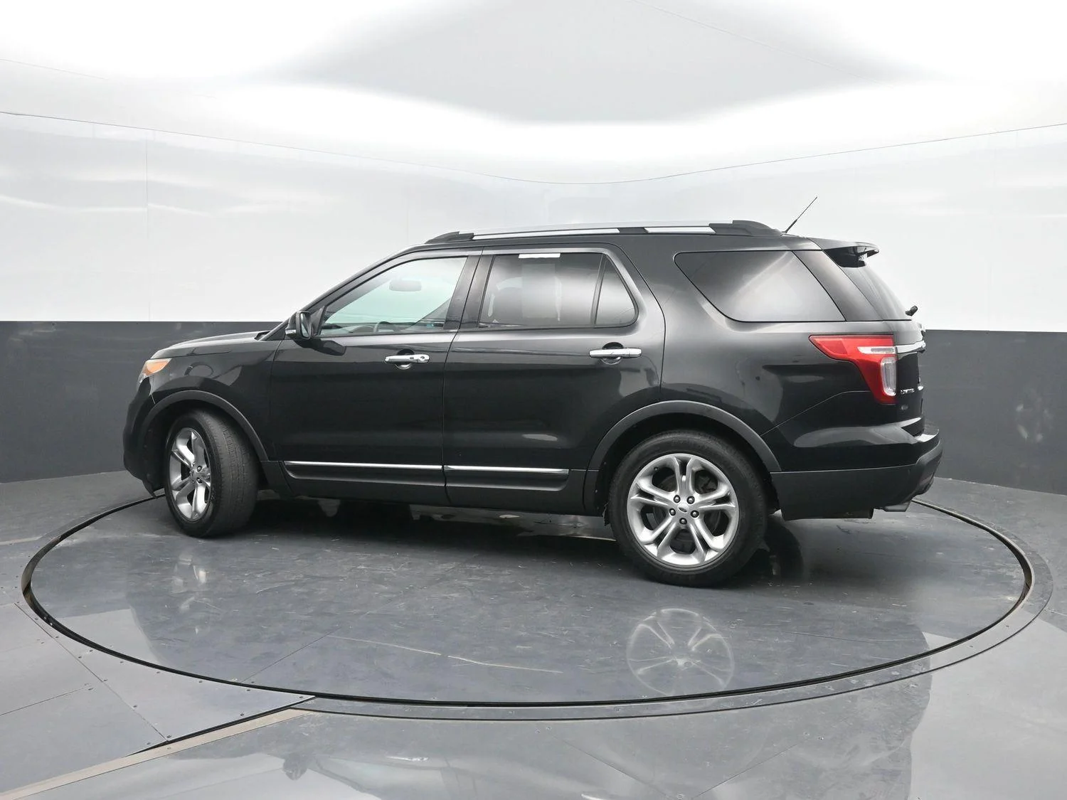 Used 2015 Tuxedo Black Metallic Ford Limited image 37