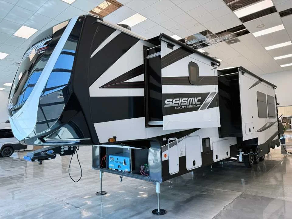 Used 2024 WHITE JAYCO  image 12