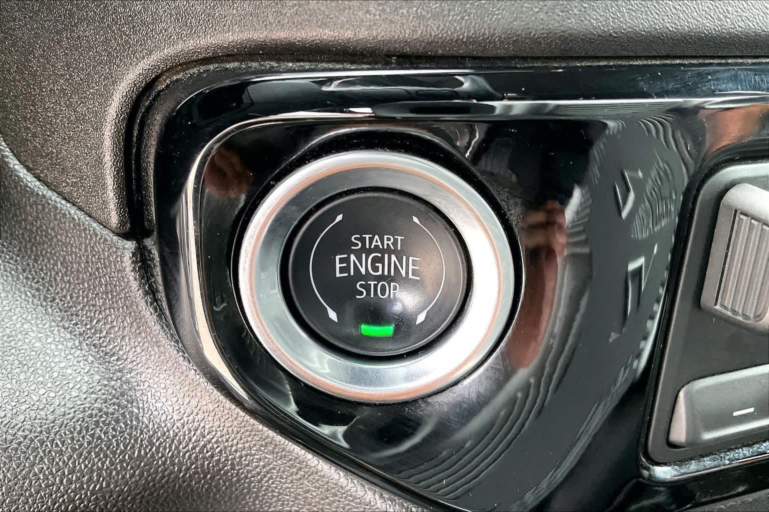 Used 2025 Summit White Chevrolet LT image 30