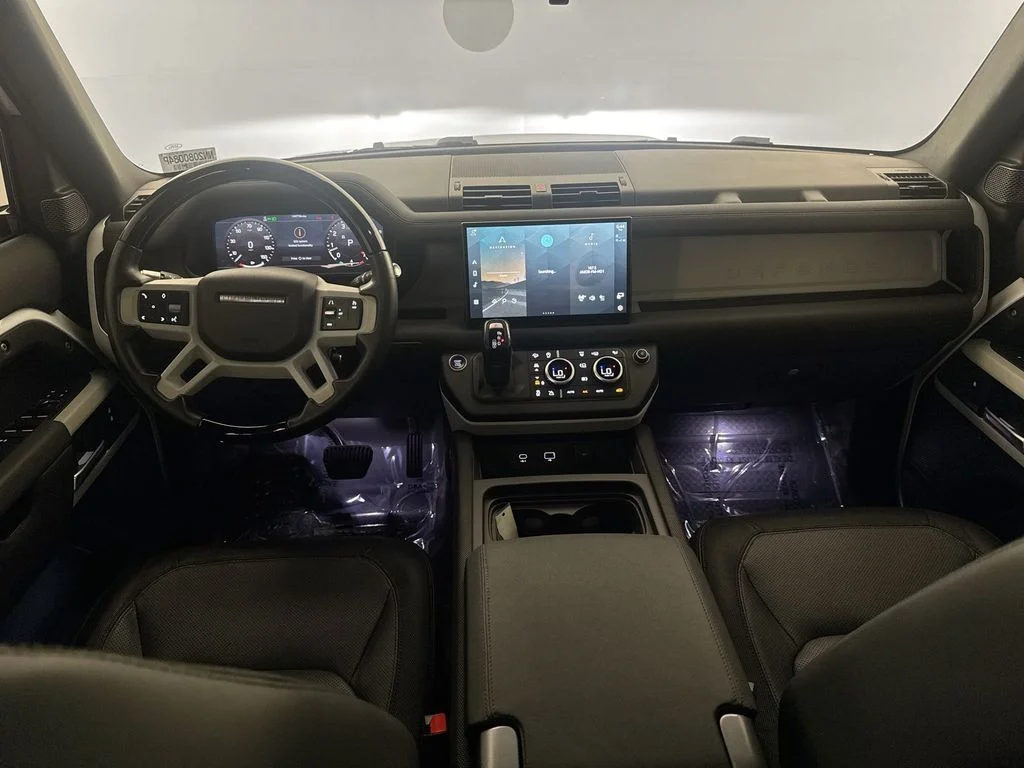 Certified Used 2022 White Land Rover X-Dynamic SE image 22
