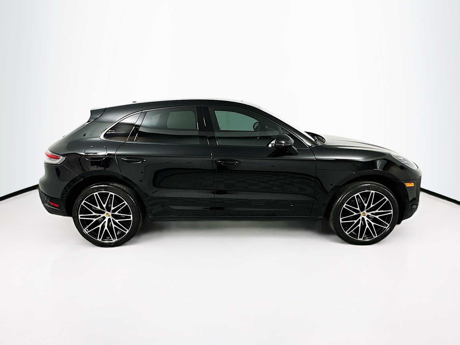 2025 Porsche Macan T - Photo 8