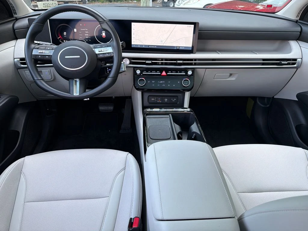 Used 2025 White Hyundai SEL Convenience image 23