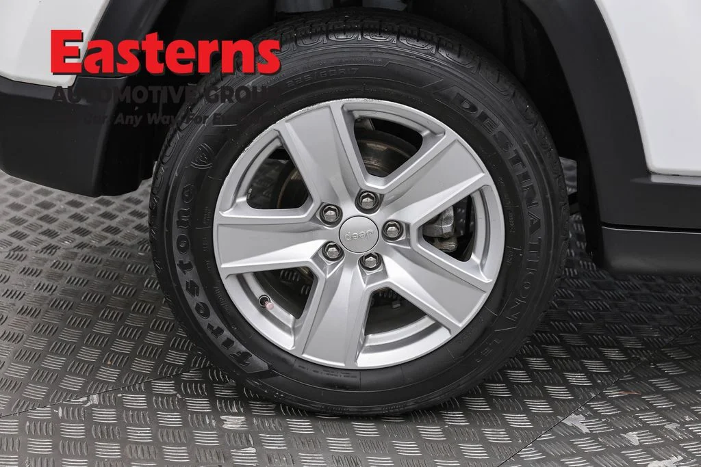 Used 2022 White Jeep Latitude image 30