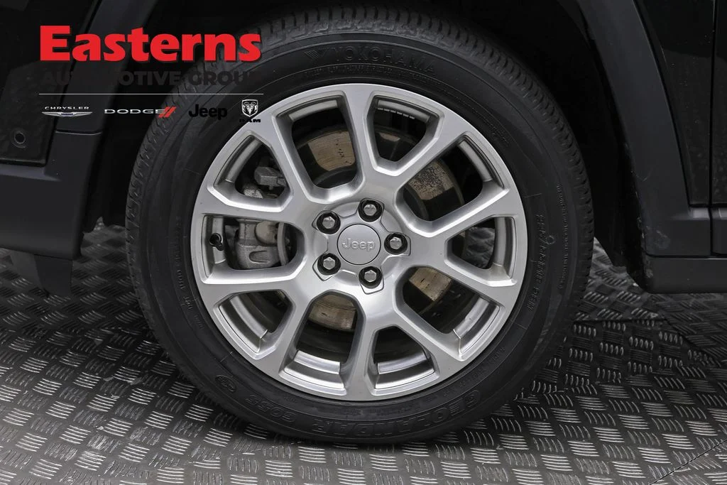 Certified Used 2024 Black Jeep Latitude Lux image 32