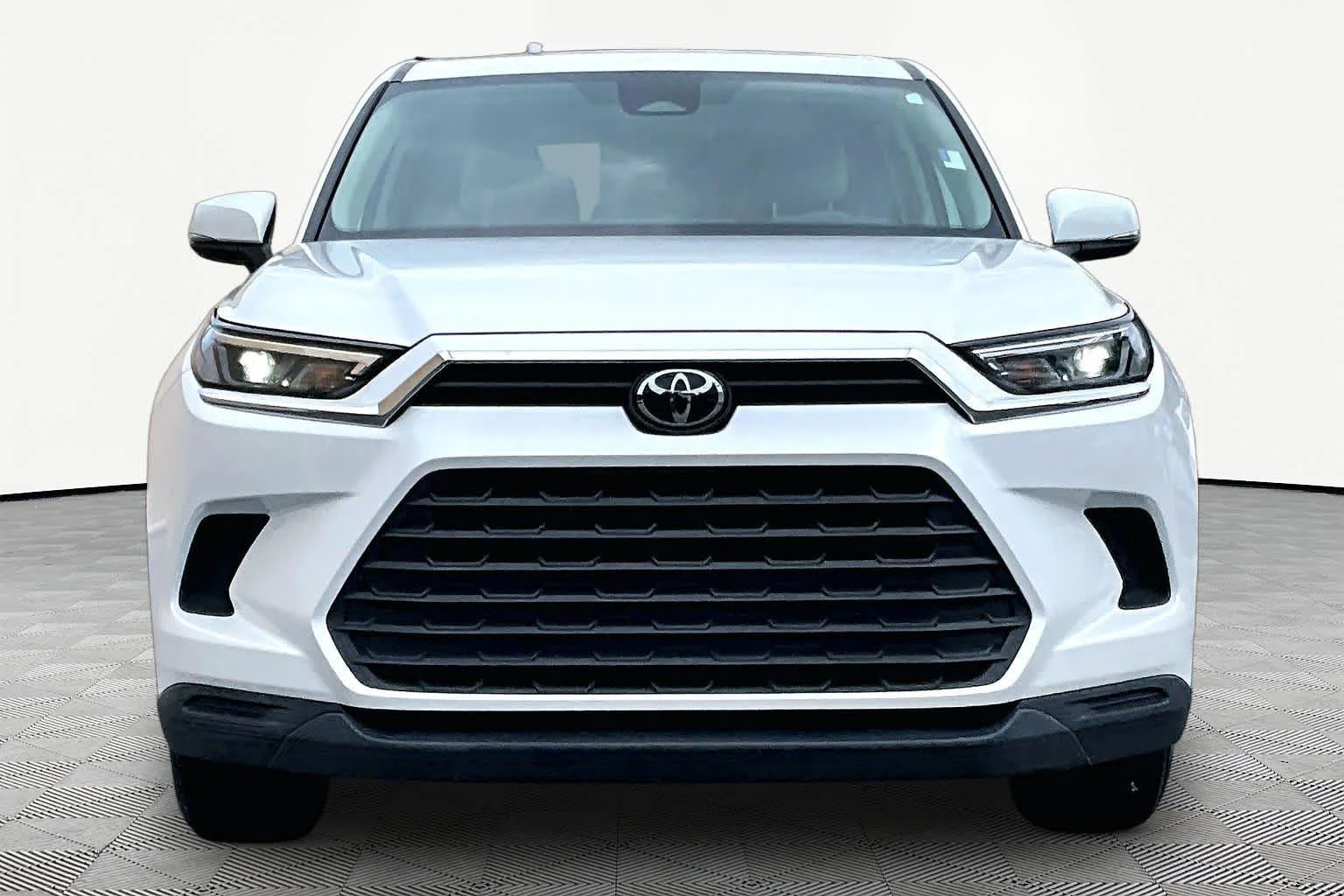 Used 2025 Wind Chill Pearl Toyota LE image 4