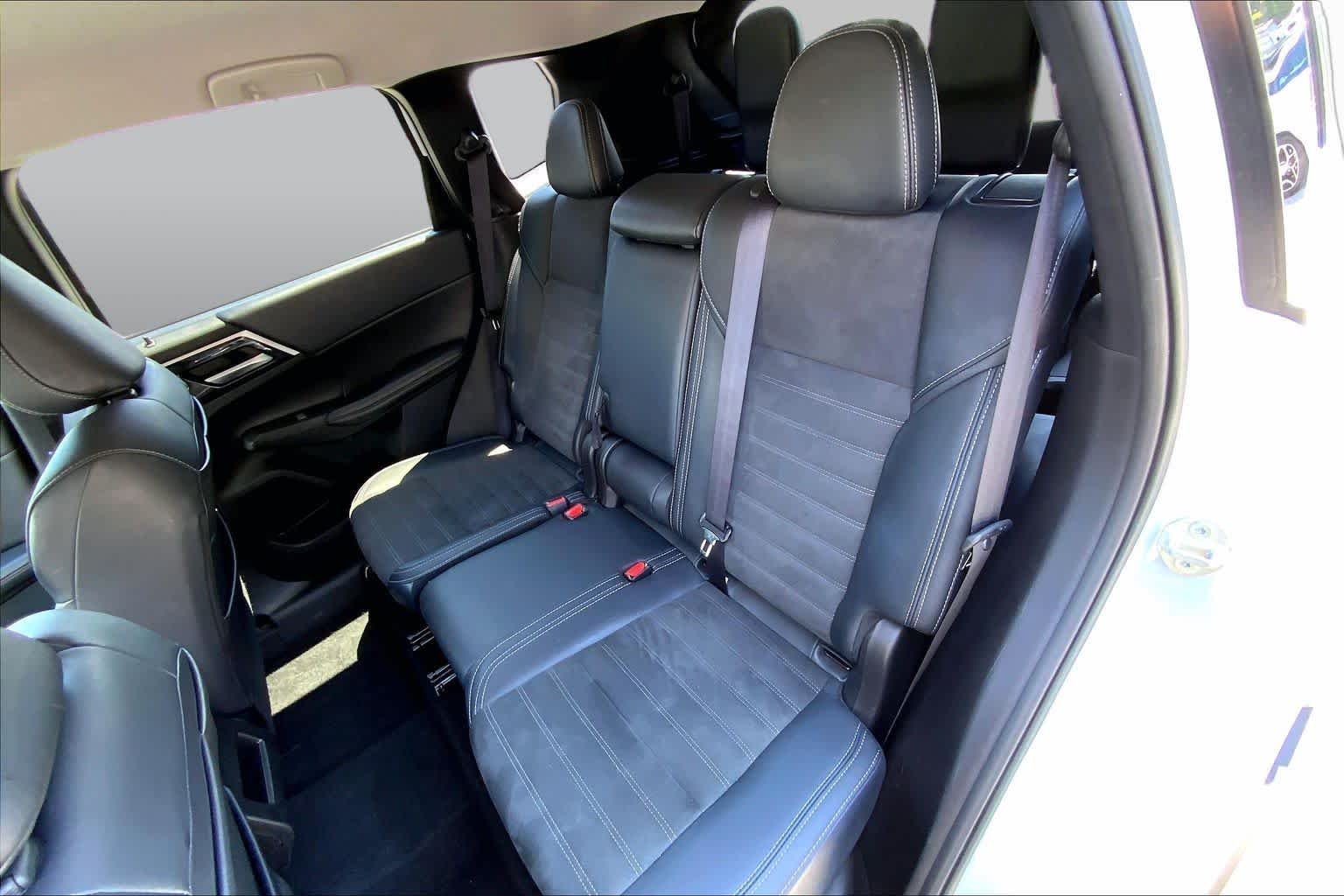 Used 2024 White Diamond Mitsubishi SE image 18