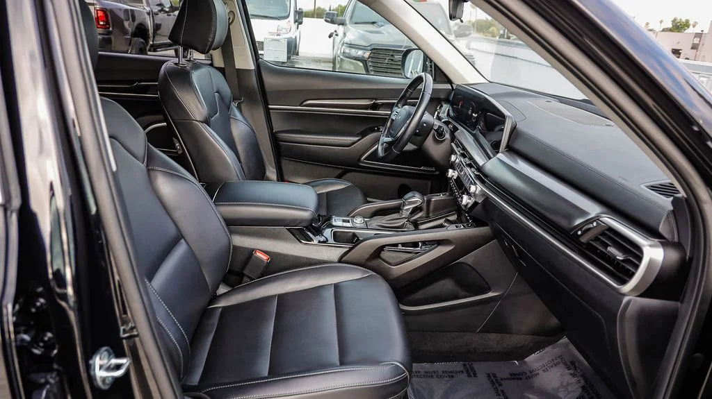 Used 2025 Black Kia S image 21