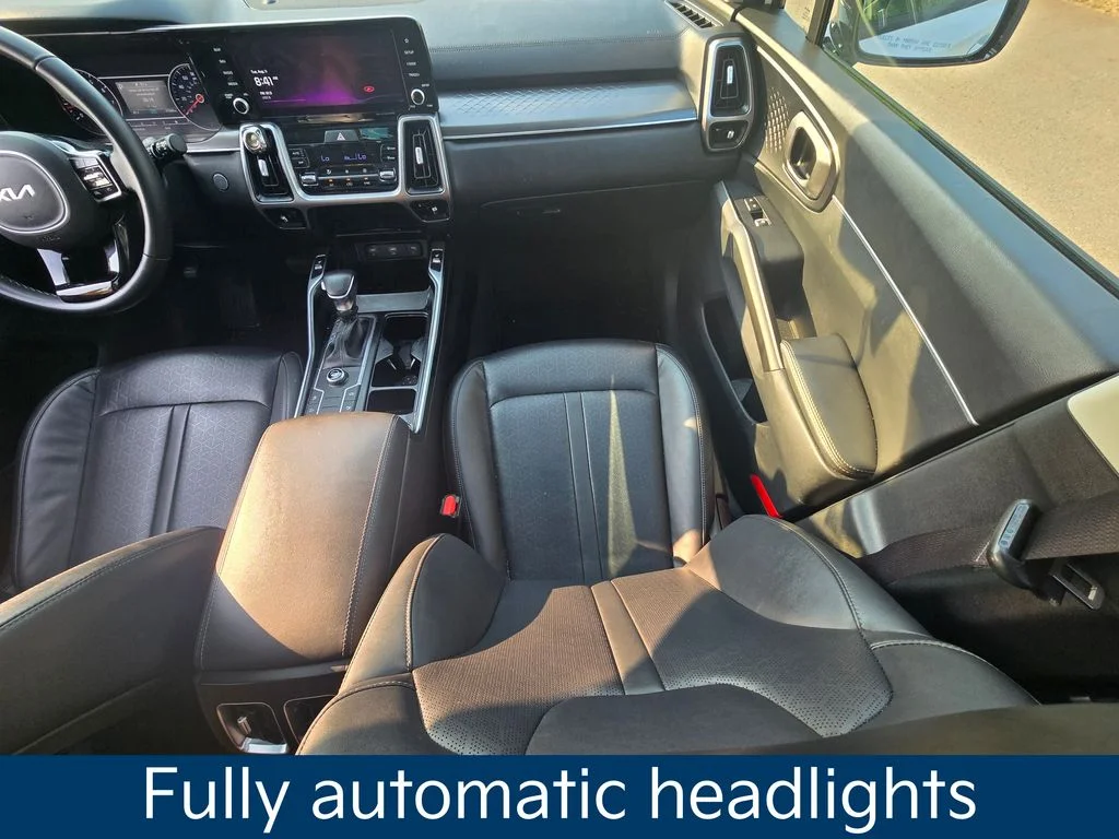 Used 2022 White Kia S image 17