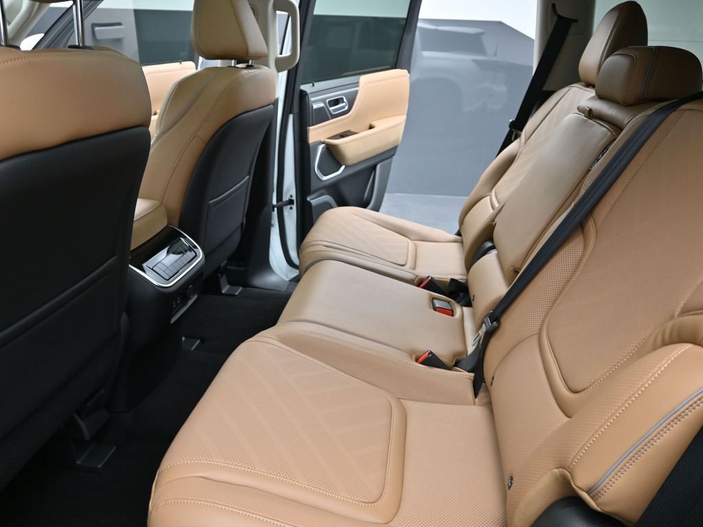 New 2026 RADIANT WHITE INFINITI Luxe 4WD image 10
