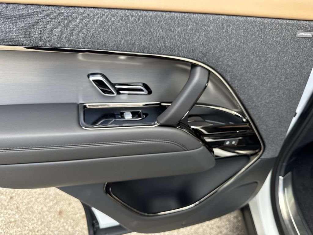 New 2026 Fuji White Land Rover Dynamic SE image 13