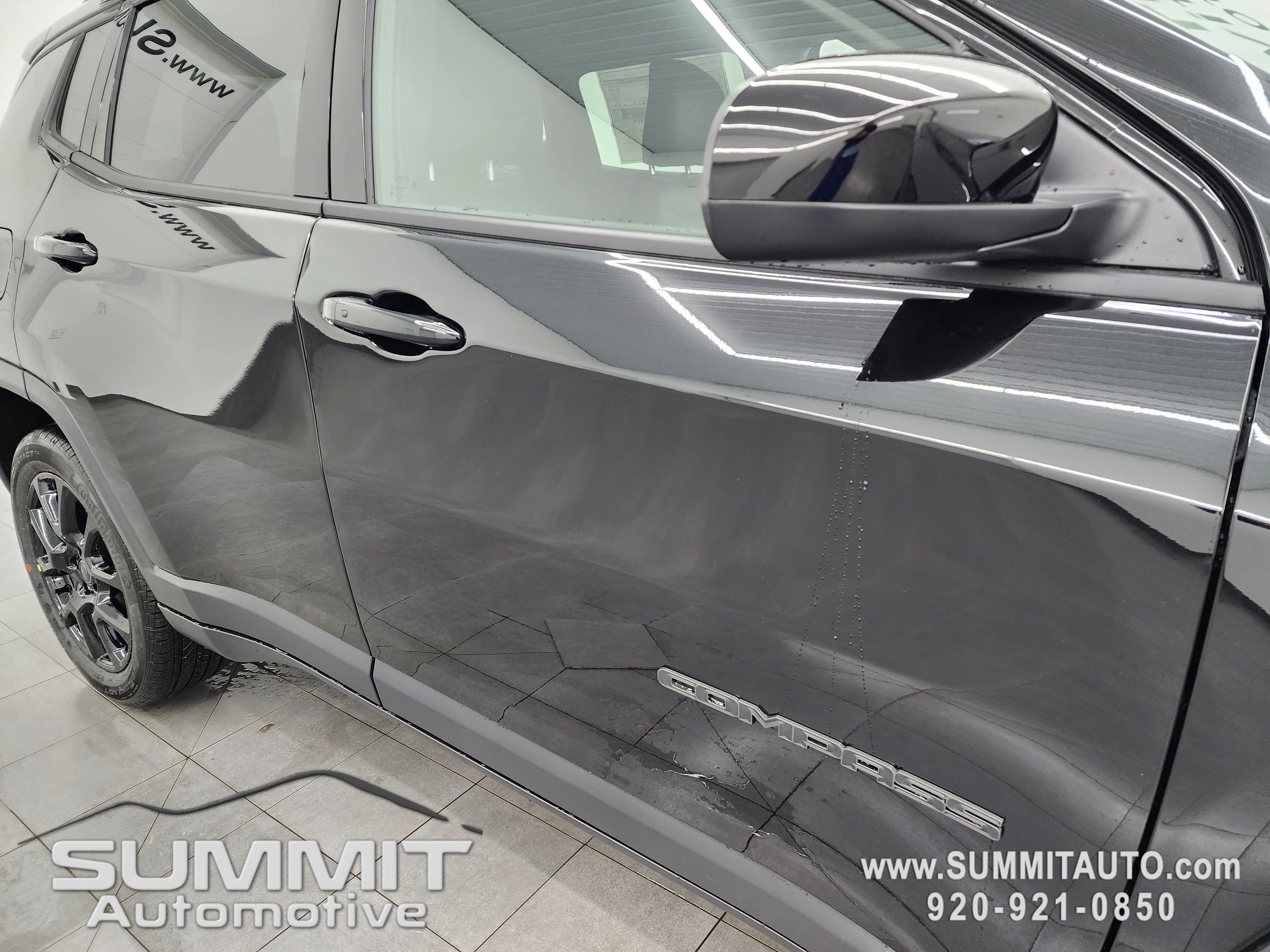 New 2026 Diamond Black Crystal Pearl-Coat Exterior Paint Jeep Latitude image 23