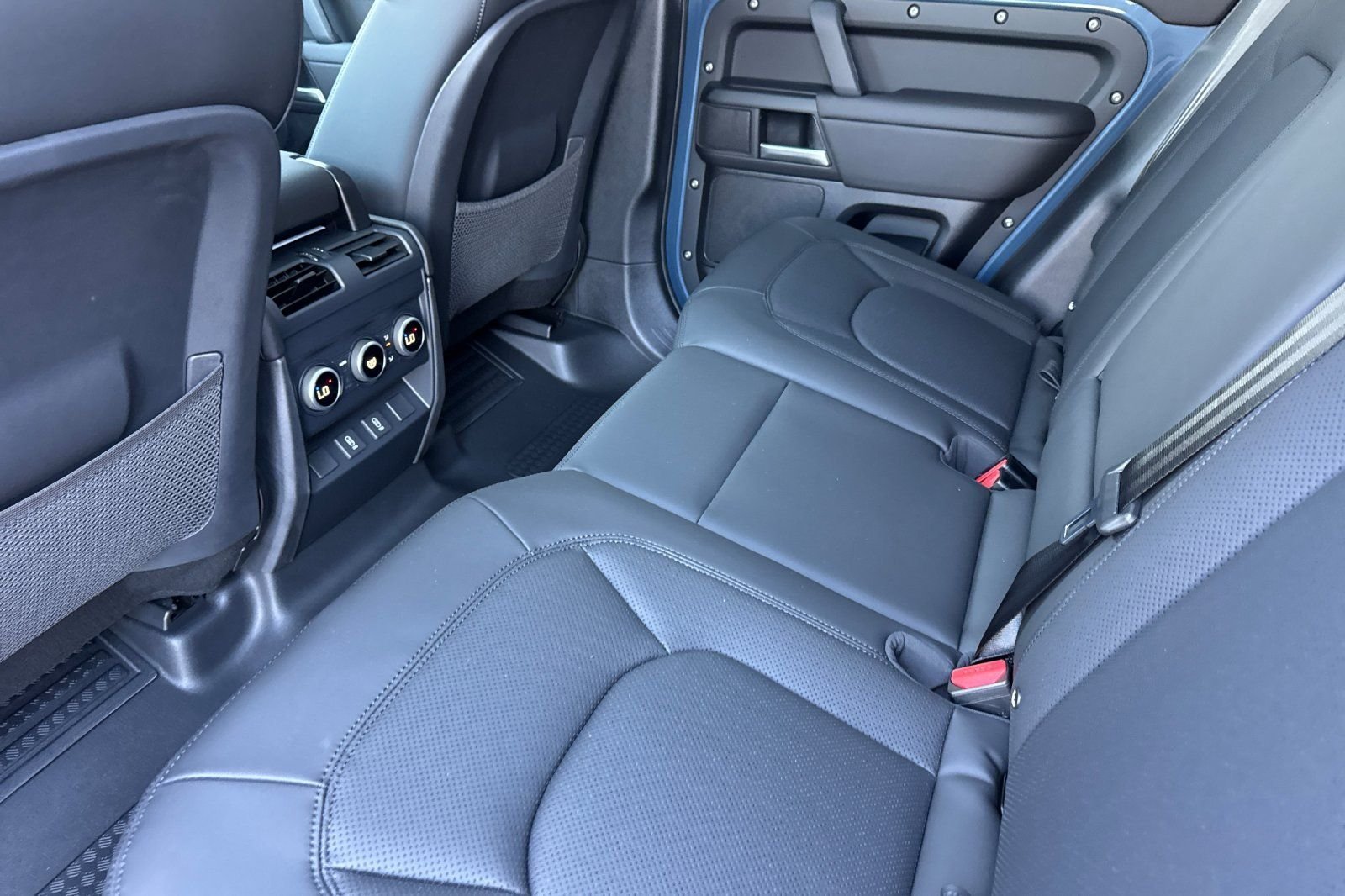 New 2026 Tasman Blue LAND ROVER X-Dynamic SE image 12