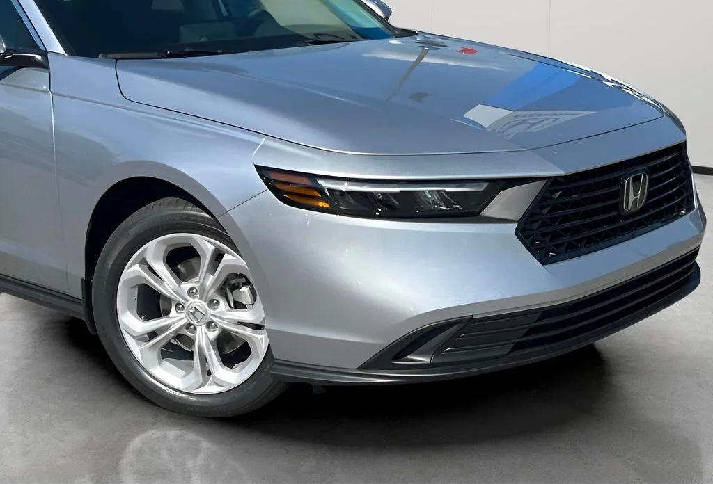 Used 2025 Solar Silver Metallic Honda LX image 2