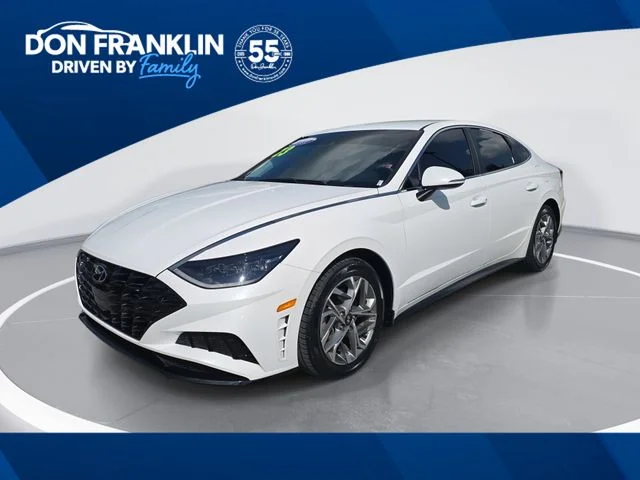 Used 2023 White Hyundai SEL image 1