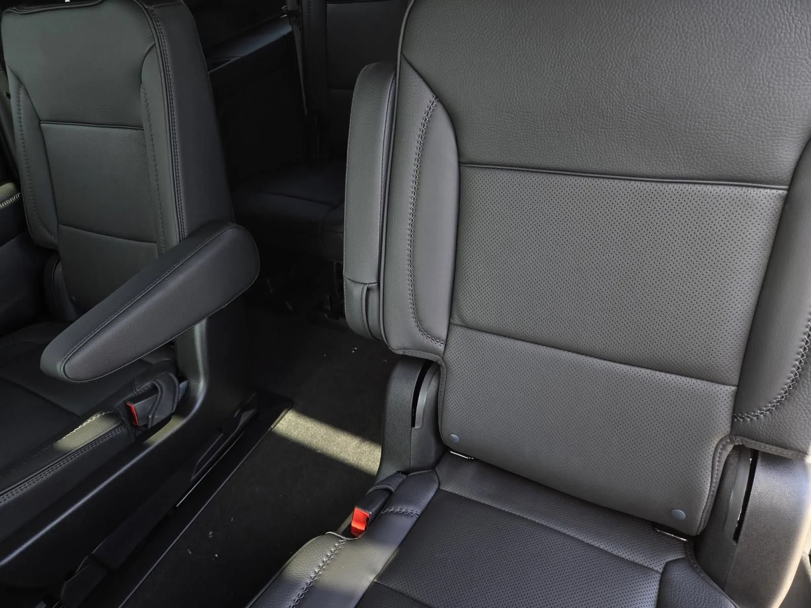 2026 GMC Yukon XL Denali - Photo 5