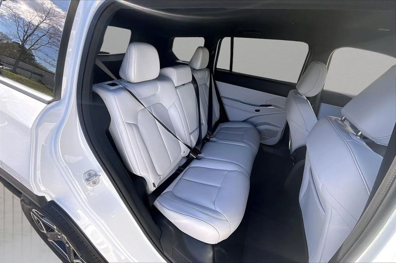 New 2026 Bright White Clear-Coat Exterior Paint Jeep Limited image 19