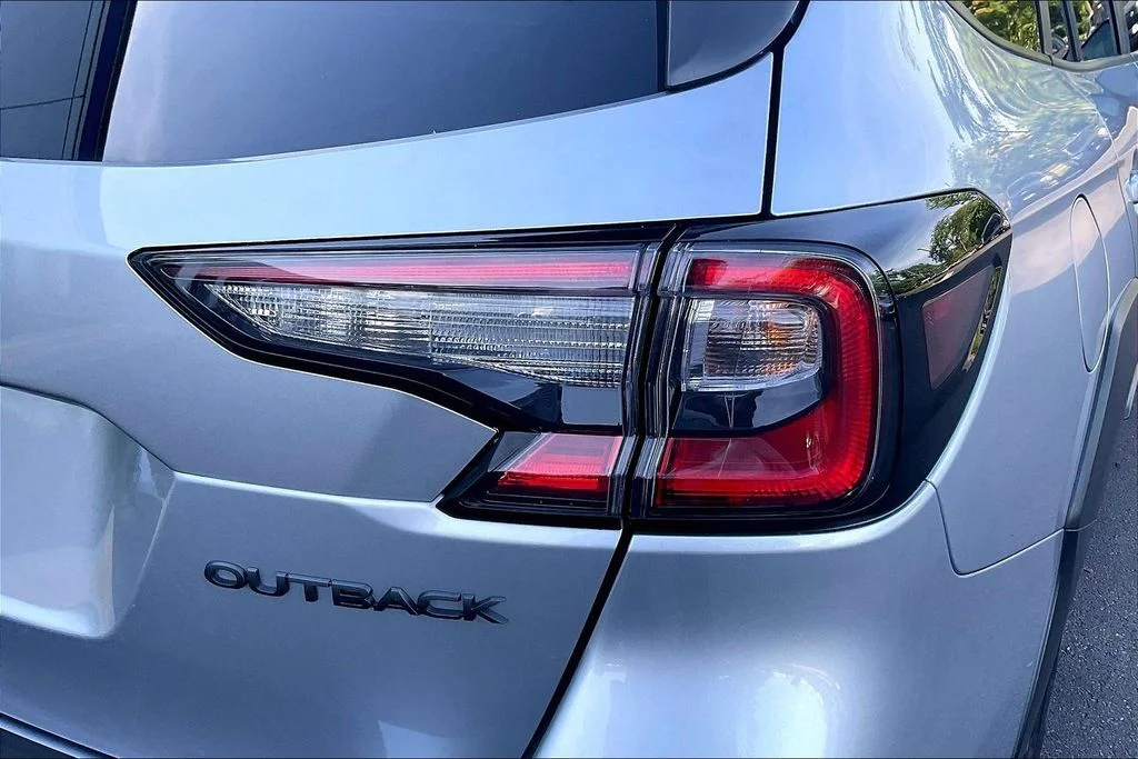Used 2025 Silver Subaru Onyx Edition image 34