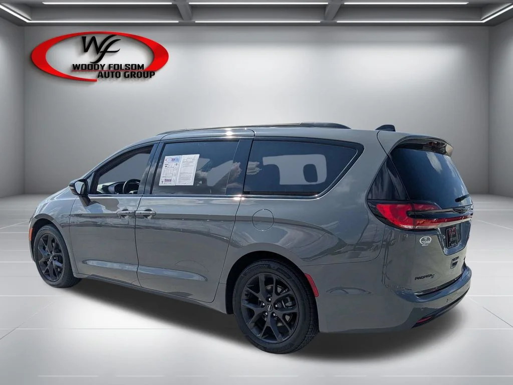 Used 2025 White Chrysler Limited image 6