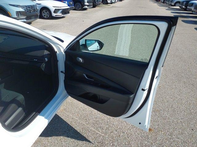 New 2026 White Hyundai SE image 31