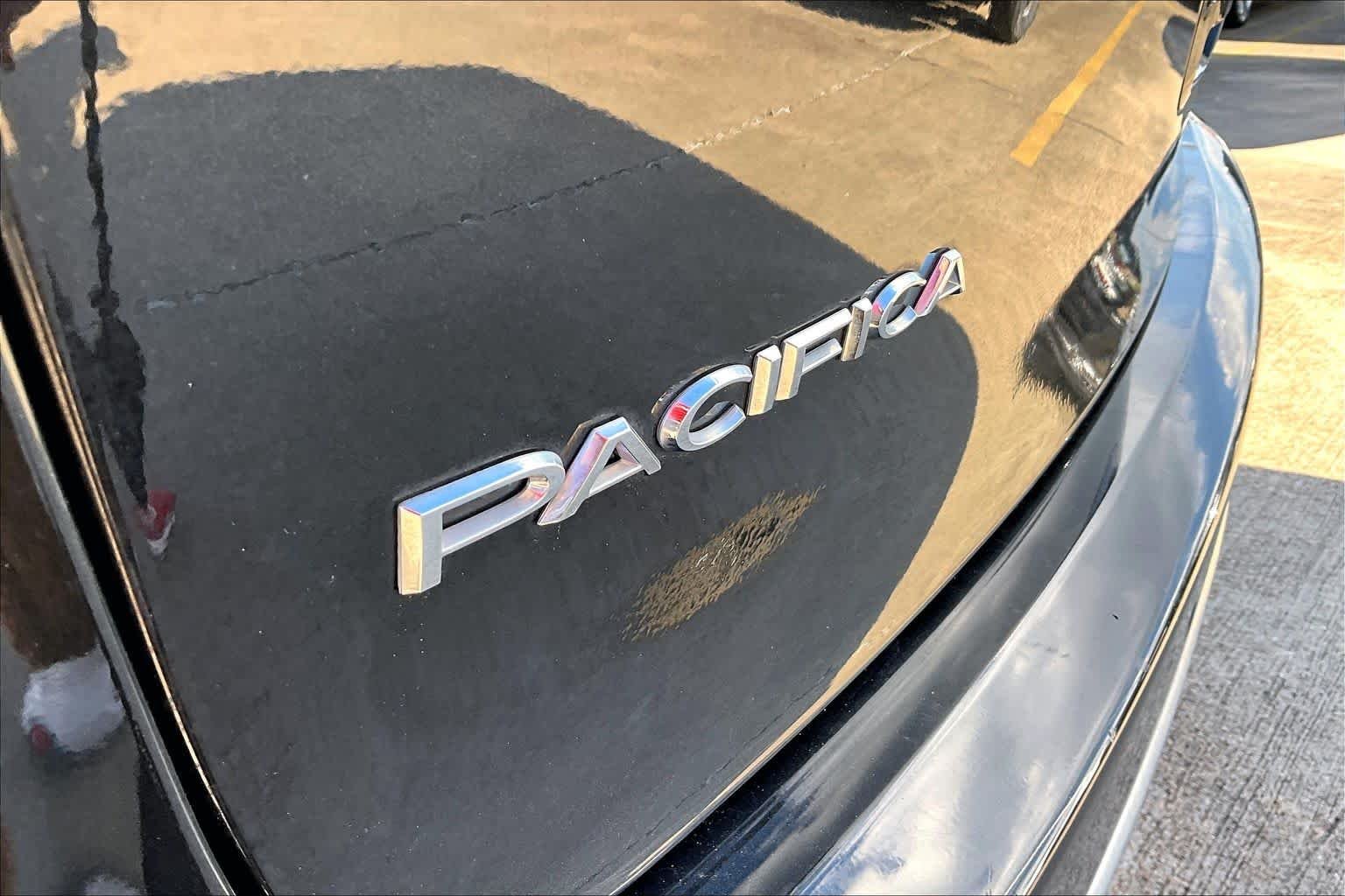Used 2018 Brilliant Black Crystal Pearlcoat Chrysler Hybrid Touring Plus image 31