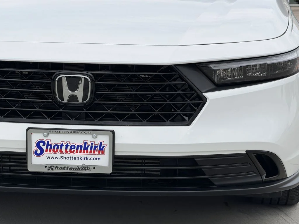 Used 2025 White Honda SE image 8