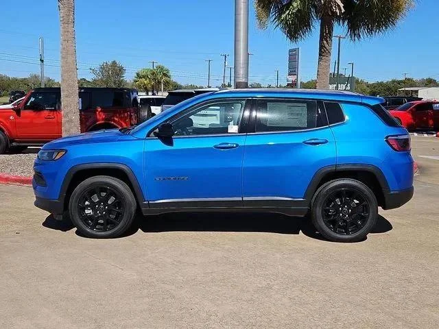 New 2026 Hydro Blue Pearl-Coat Exterior Paint Jeep Latitude image 4