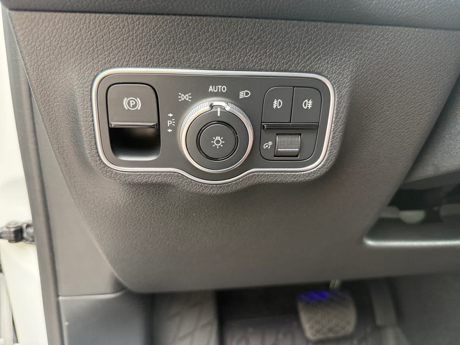 New 2026 Polar White Mercedes-Benz GLB 250 image 24