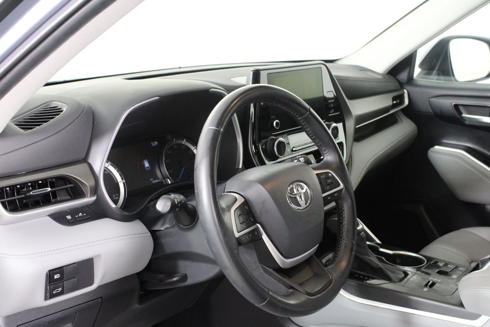 Used 2023  Toyota XLE image 9