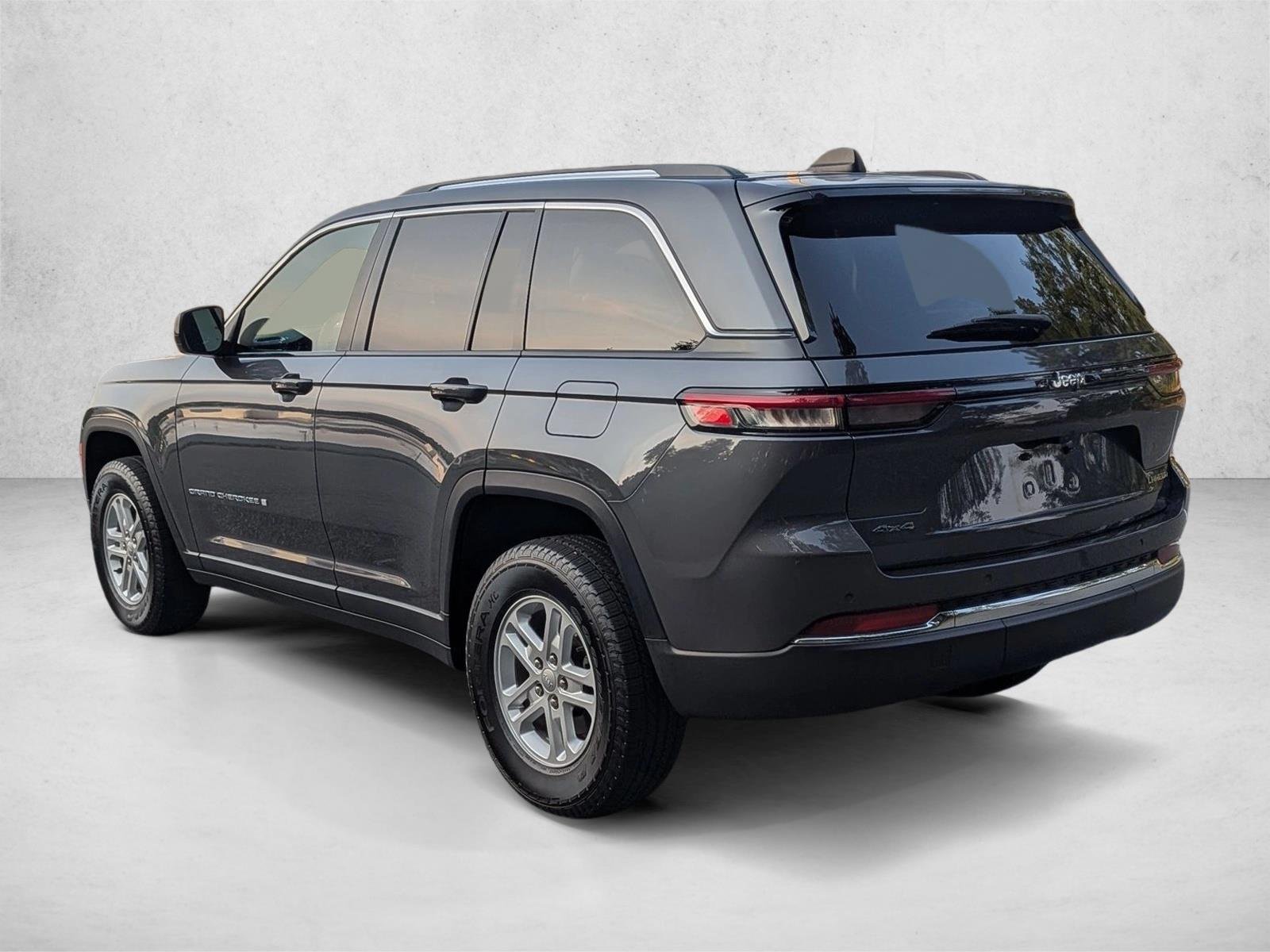 Used 2023 Baltic Gray Metallic Clearcoat Jeep Laredo image 8