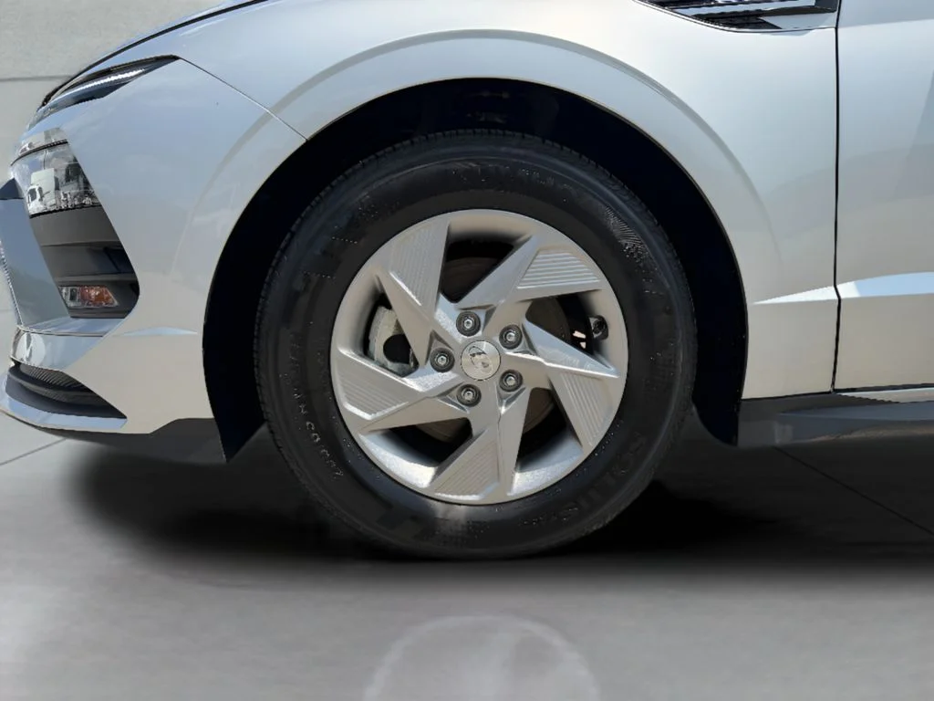 Used 2025 Aero Silver Hyundai SE image 23