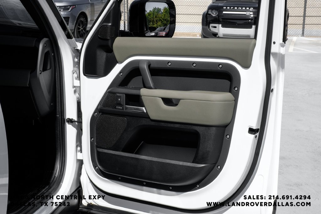 Used 2025 White Land Rover X-Dynamic SE image 51