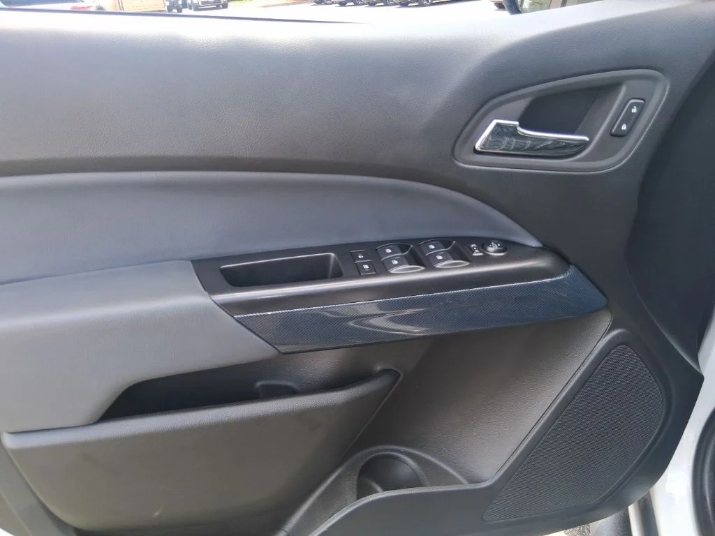 Used 2022 White Chevrolet Z71 image 9