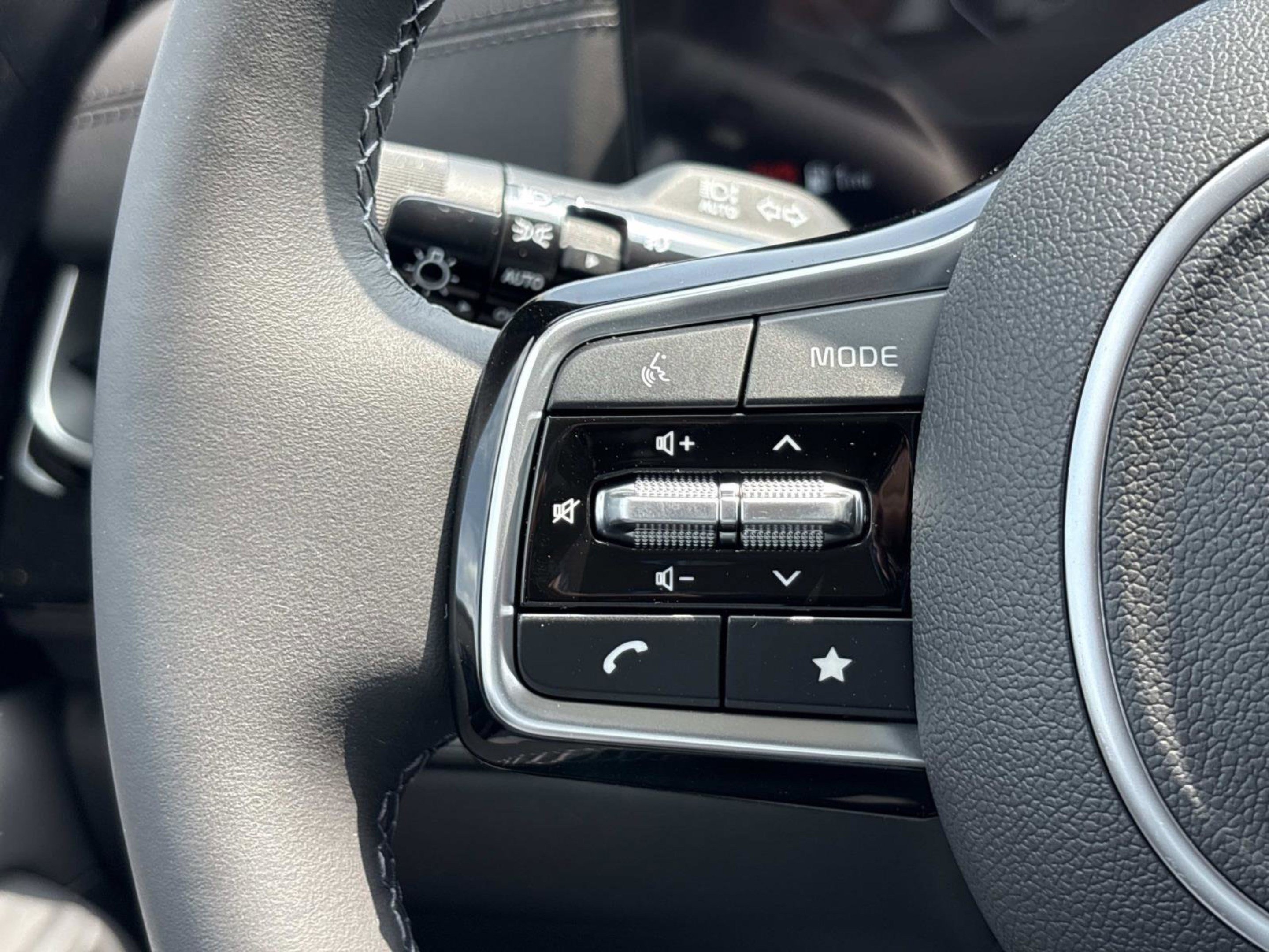 New 2026 Snow White Pearl Kia SX Prestige image 23